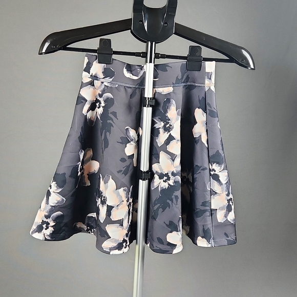 Hollister - Skater Skirt- Black Foral- Size XS - Picture 2 of 4